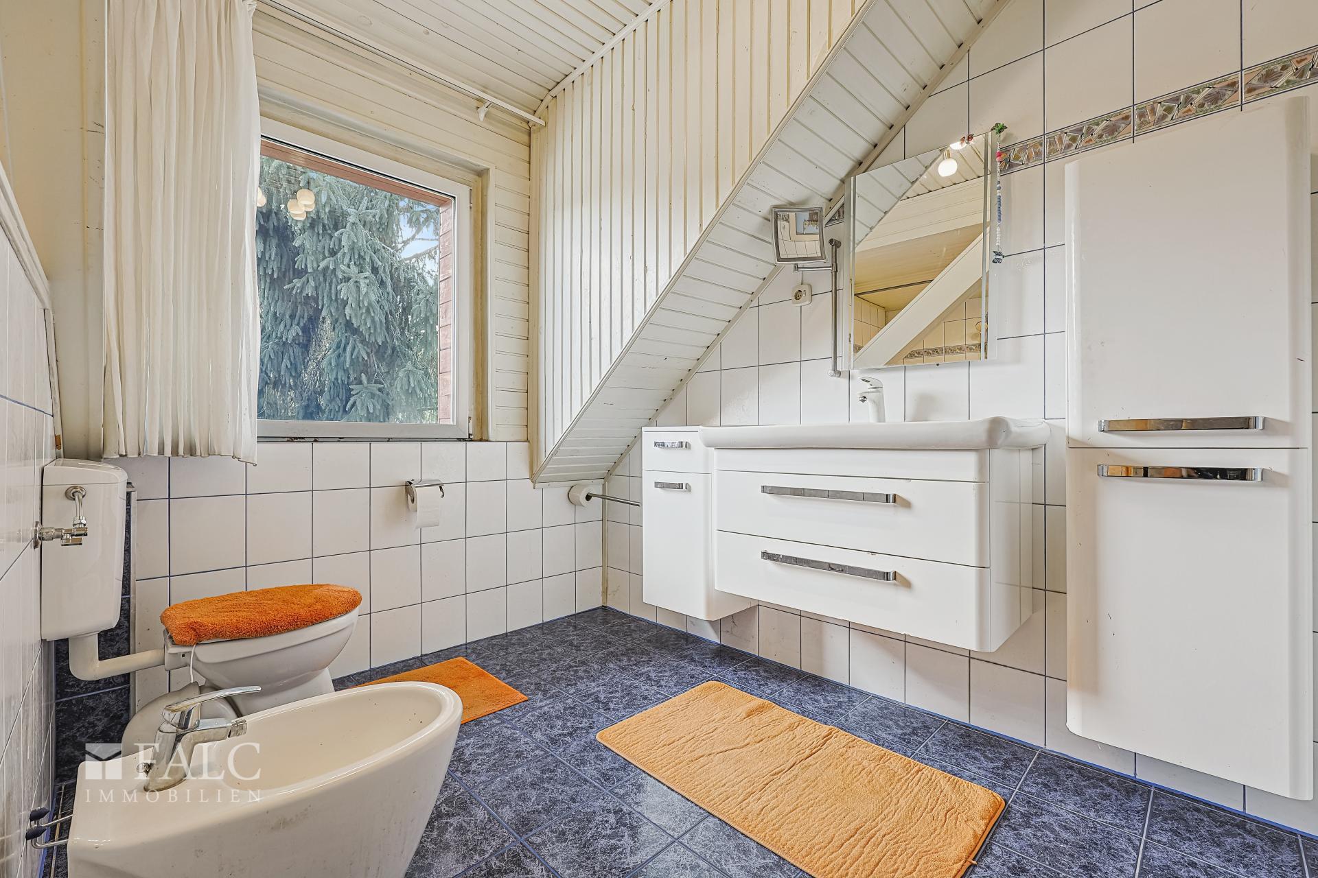 Geräumiges Haupt-Bad